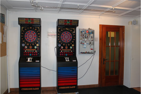 Au rez, une petite salle attenante au caf&eacute; est d&eacute;di&eacute;e &agrave; notre sport favori!